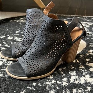 Universal Thread Black Cutout Heeled Sandals